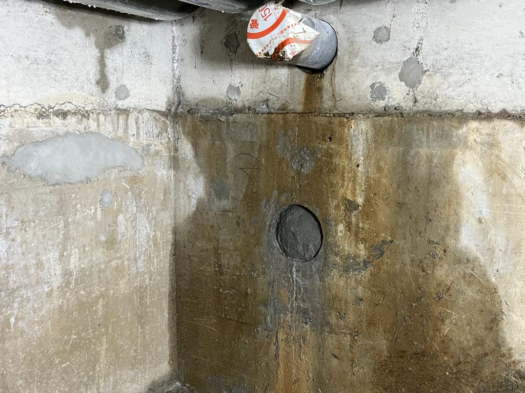 東京都足立区のタクシー会社新築自走式駐車場の地下ピットで漏水が発生している様子