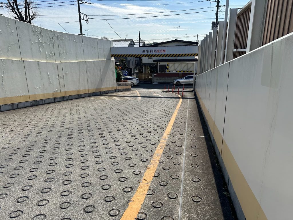 シリカテック施工が完了した車路スロープ。表面は乾燥しており、防水・止水効果が施されている。