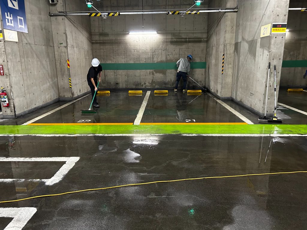 施工後に浸透しなかったシリカテックの残留物を除去し、施工面を整えている作業工程