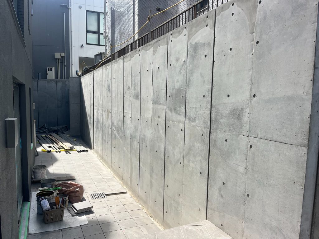 東京都練馬区の新築集合住宅のコンクリート打ちっぱなしの外壁。シリカテック防水工法を施工前の様子。