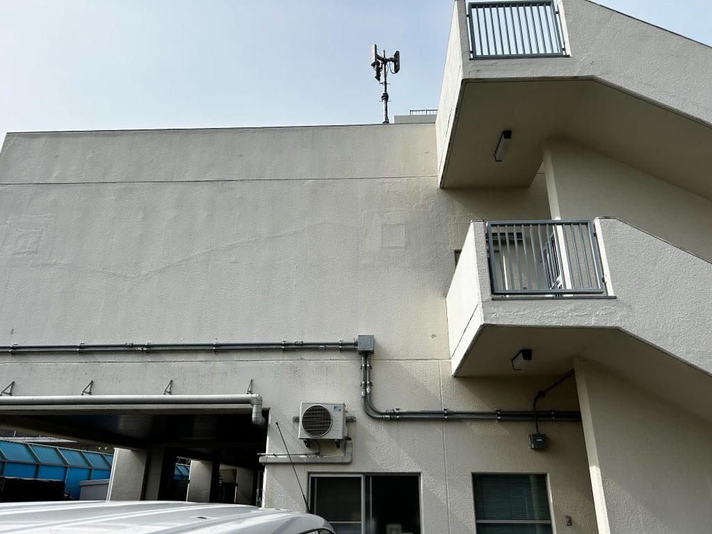 東京都北区の区民センターの屋上で亀裂から漏水が発生。
シリカテック施工前の様子。