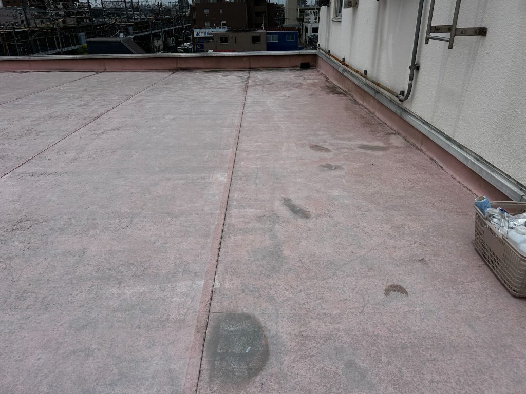 東京都北区の区民センターの屋上で亀裂から漏水が発生。
浸透性防水材シリカテックで屋上のコンクリート亀裂を補修後の屋上の様子。
