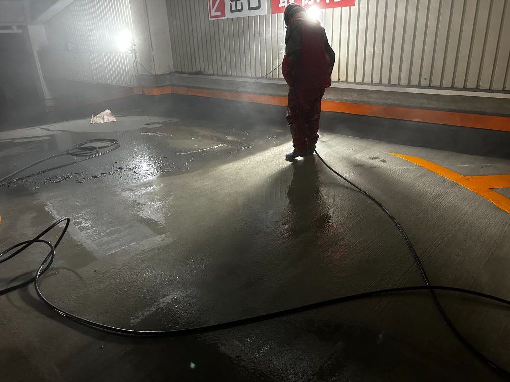 浸透性防水材シリカテックの施工前にコンクリートを高圧洗浄する下地処理工程