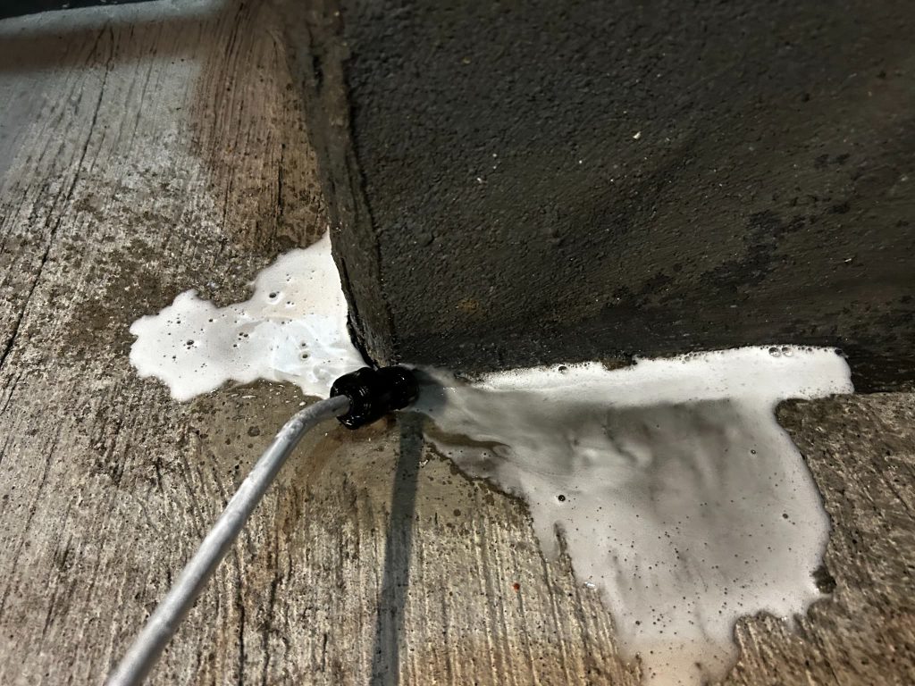 コンクリートのひび割れに浸透性防水材シリカテックを散布して防水・止水処理を行う工程