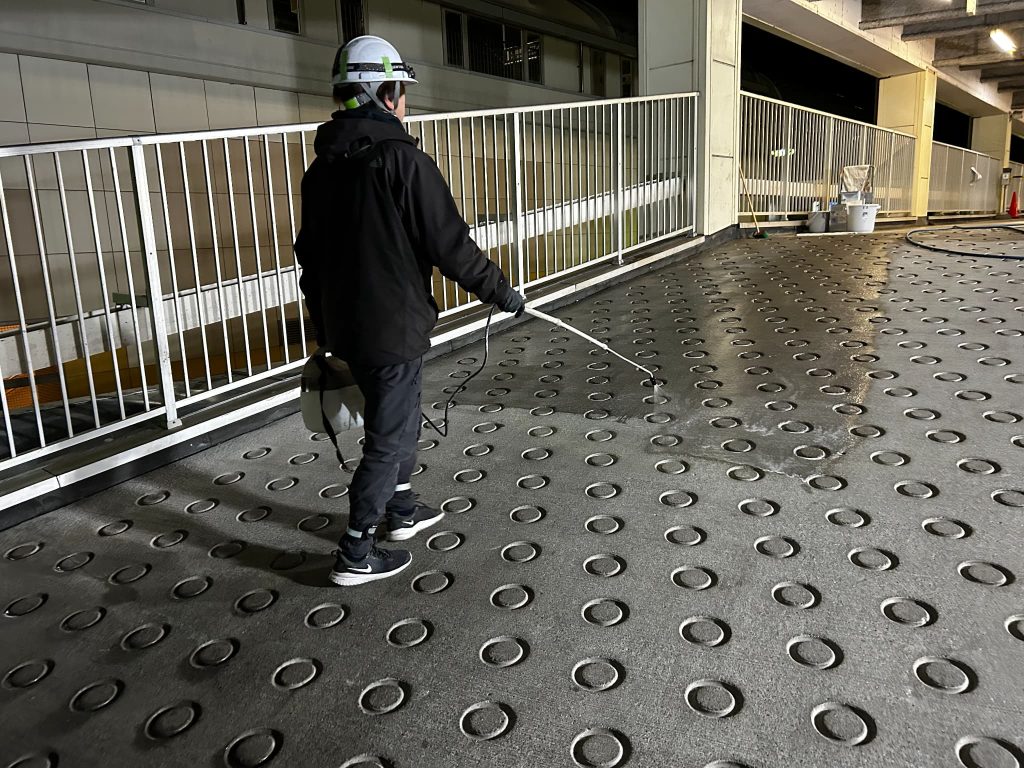 透性防水材シリカテックを使用し、コンクリート床面へ防水施工を行っている工程