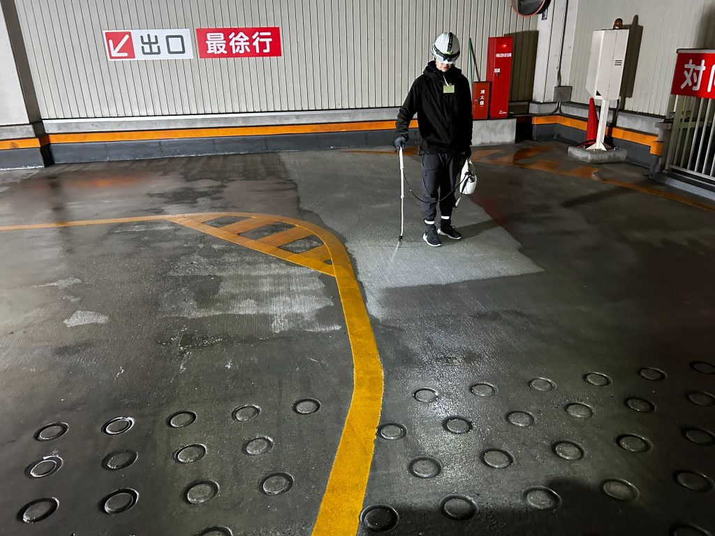 透性防水材シリカテックを使用し、コンクリート床面へ防水施工を行っている工程