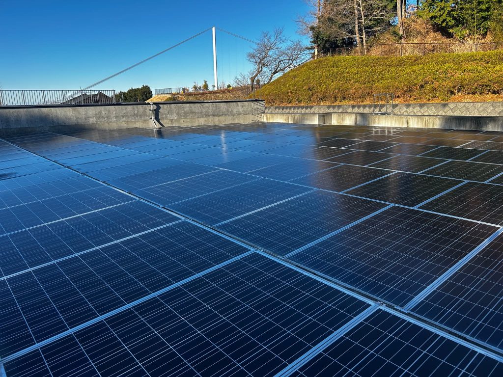 太陽光パネル設置済み屋上の再防水工事に浸透性防水材シリカテックを使用している施工風景