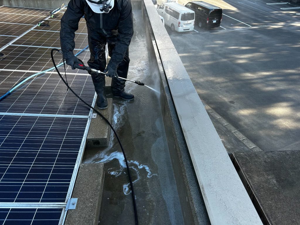 浸透性防水材シリカテックの施工前にコンクリートを高圧洗浄する下地処理工程