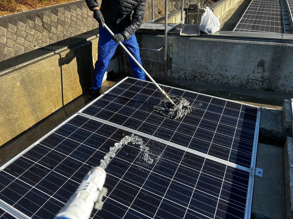 太陽光パネルの表面を水で洗浄している様子