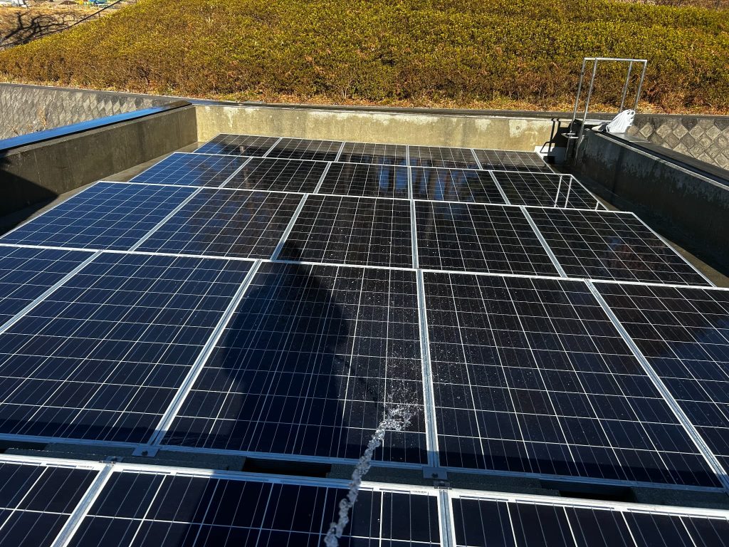 太陽光パネル表面を水で洗浄