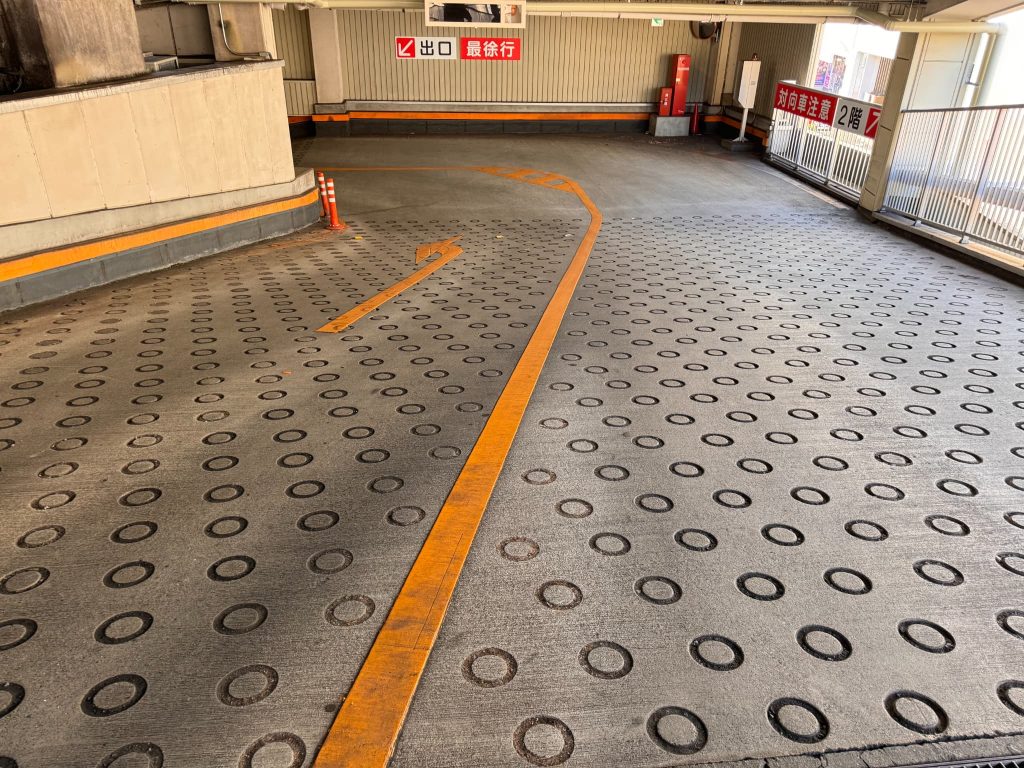 浸透性防水材シリカテックによる自走式駐車場スロープの防水工事