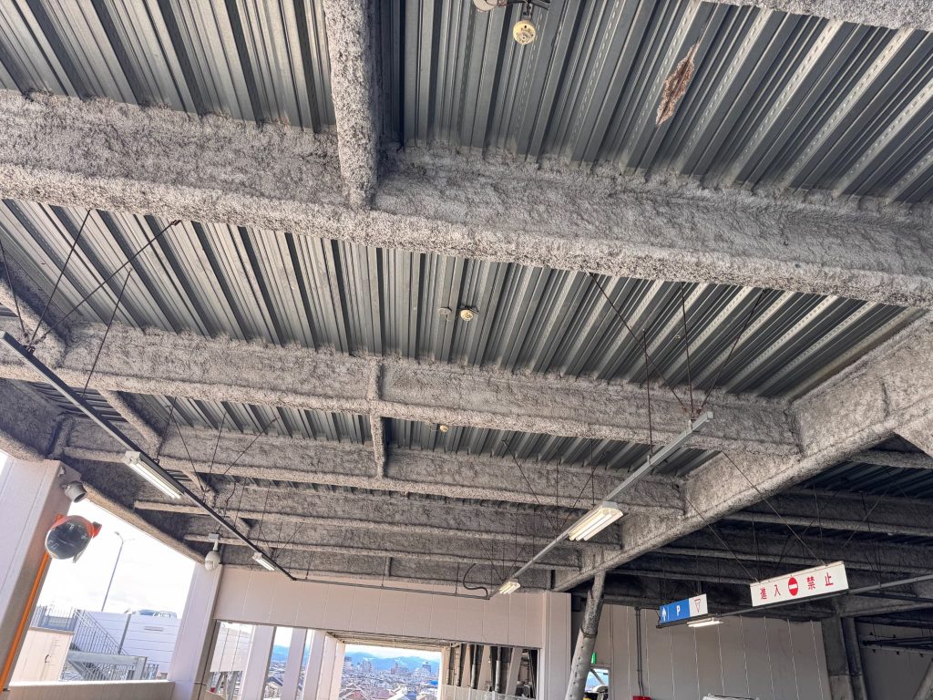 東京都府中市のショッピングモールの立体駐車場。屋上より漏水が発生して下階の天井デッキ部分に錆が発生している様子。