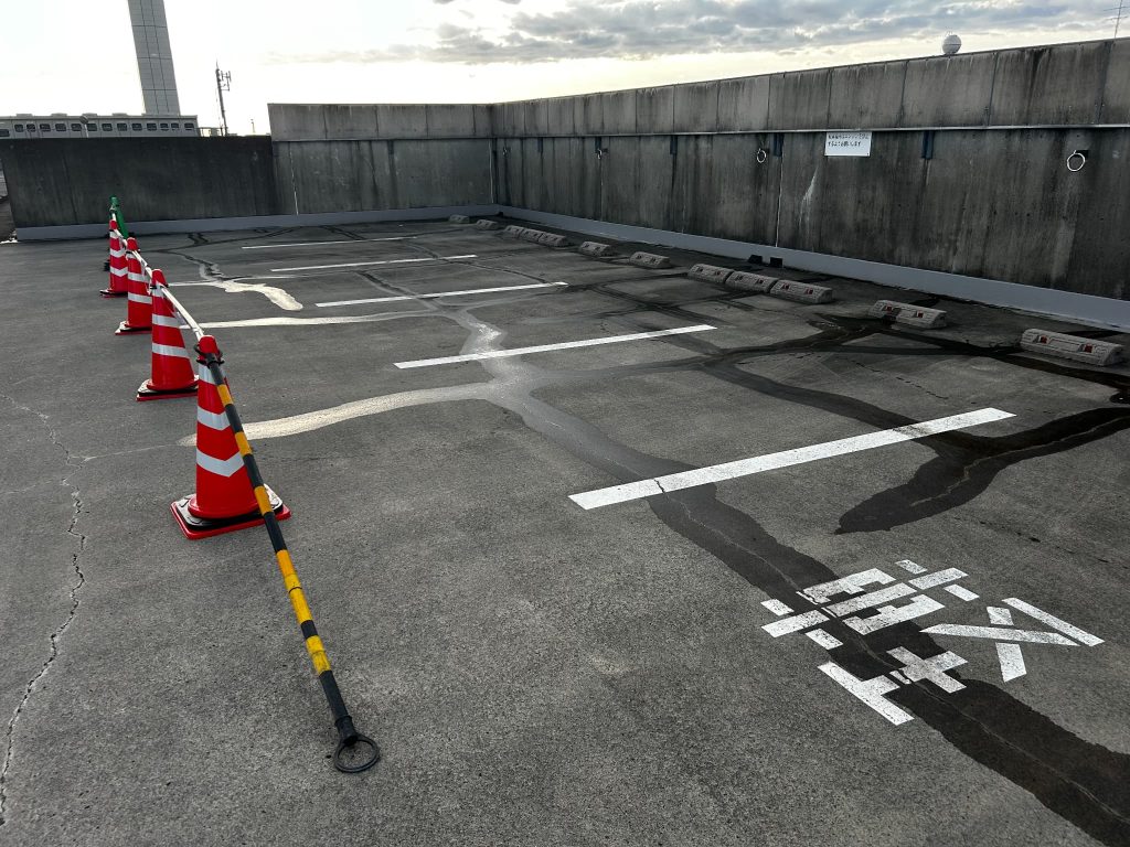 東京都府中市のショッピングモールの立体駐車場。ひび割れ部分にシリカテックを散布した後の様子。