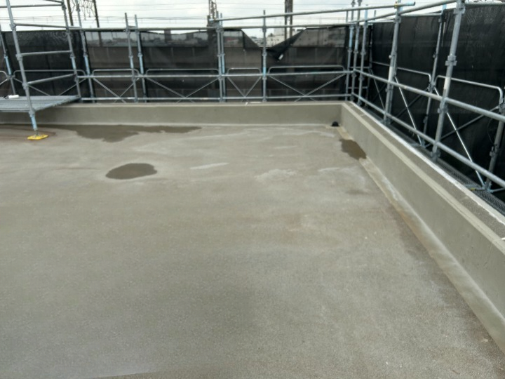 埼玉県戸田市のマンションのコンクリート打ちっぱなしの屋上。シリカテック防水工事が完了した後の様子。