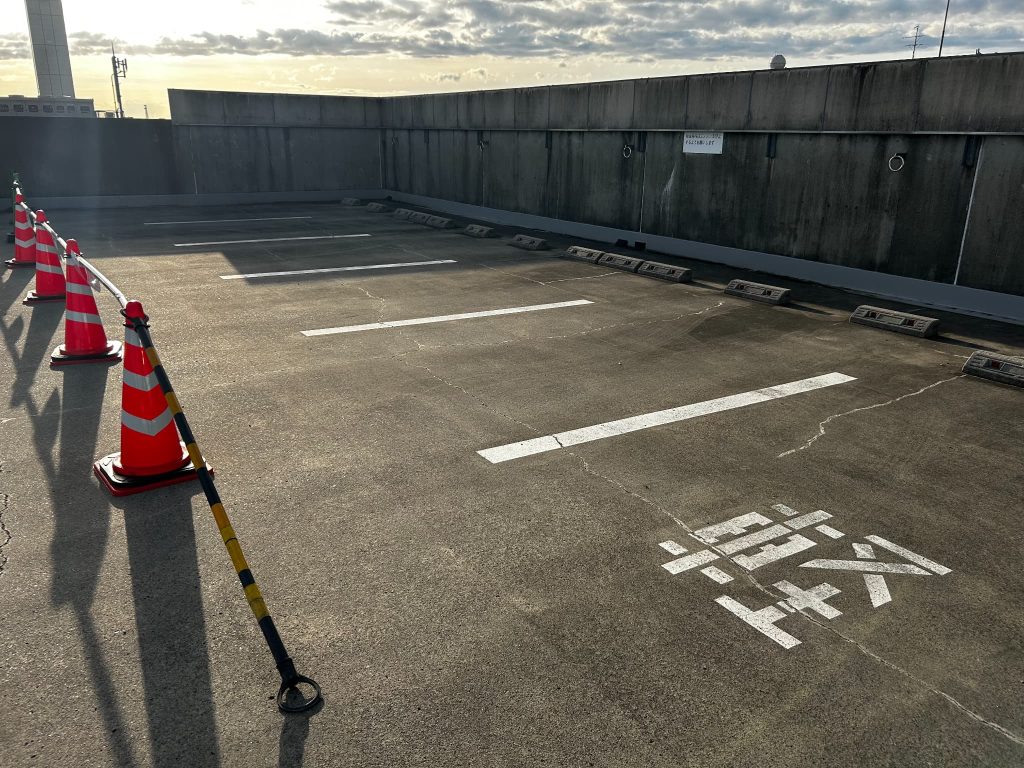 東京都府中市のショッピングモールの立体駐車場。シリカテック施工前の様子。ひび割れが多く見られる。