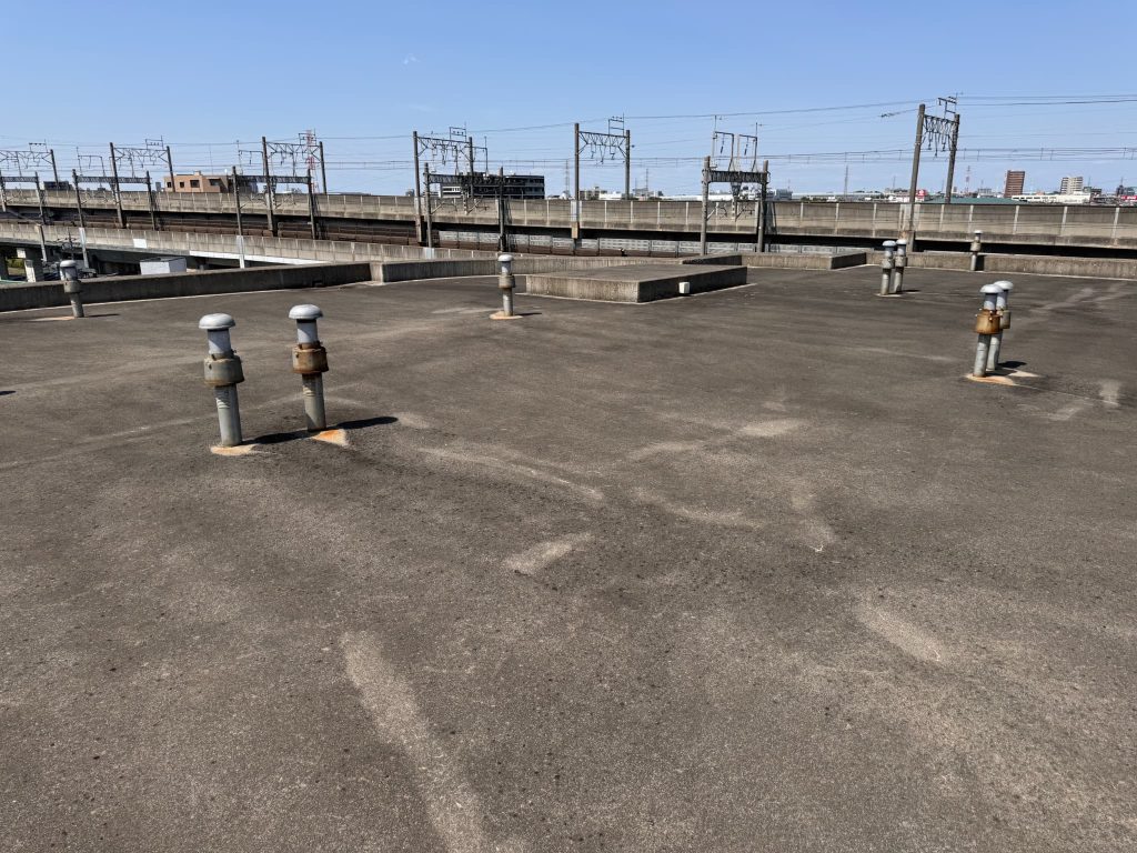 埼玉県戸田市のマンション改修前のコンクリート屋上の様子。シリカテック防水工法の施工前。