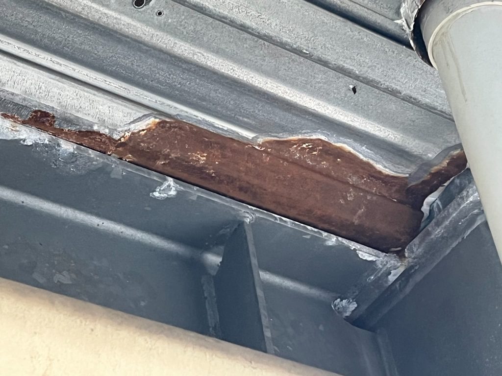 兵庫県神戸市のマンションの自走式立体駐車場で雨漏りが発生している。下階のデッキプレートで錆が発生している様子。