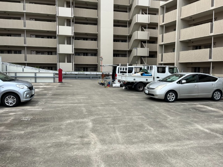 兵庫県神戸市のマンションの自走式立体駐車場で雨漏りが発生している。浸透性防水材「シリカテック」施工前の様子。