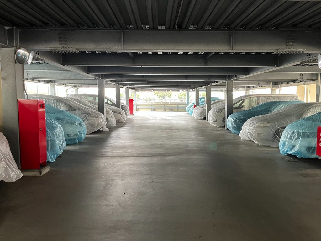 兵庫県神戸市のマンション自走式立体駐車場での雨漏り対策施工。下階の車両に養生を施し、安全に防水工事を実施。
